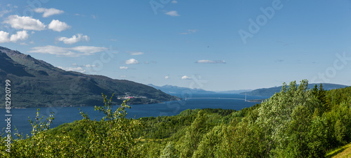 Narvik Bucht in Norwegen mit Hålogaland Brücke