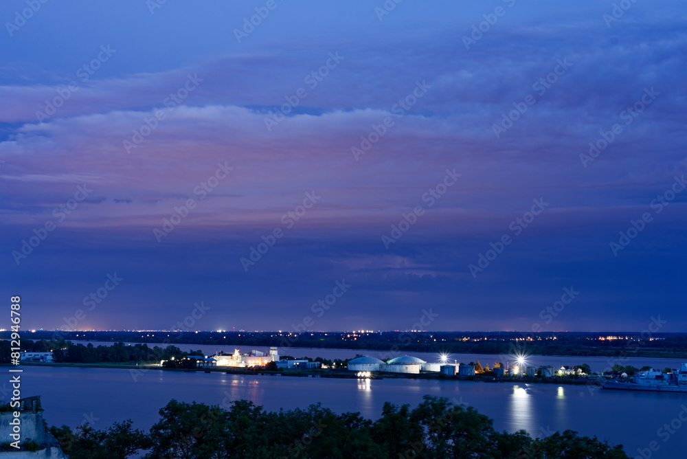 Ciel de nuit avec nuage d'orage et couleur rose Ciel de nuit avec nuage d'orage et couleur rose