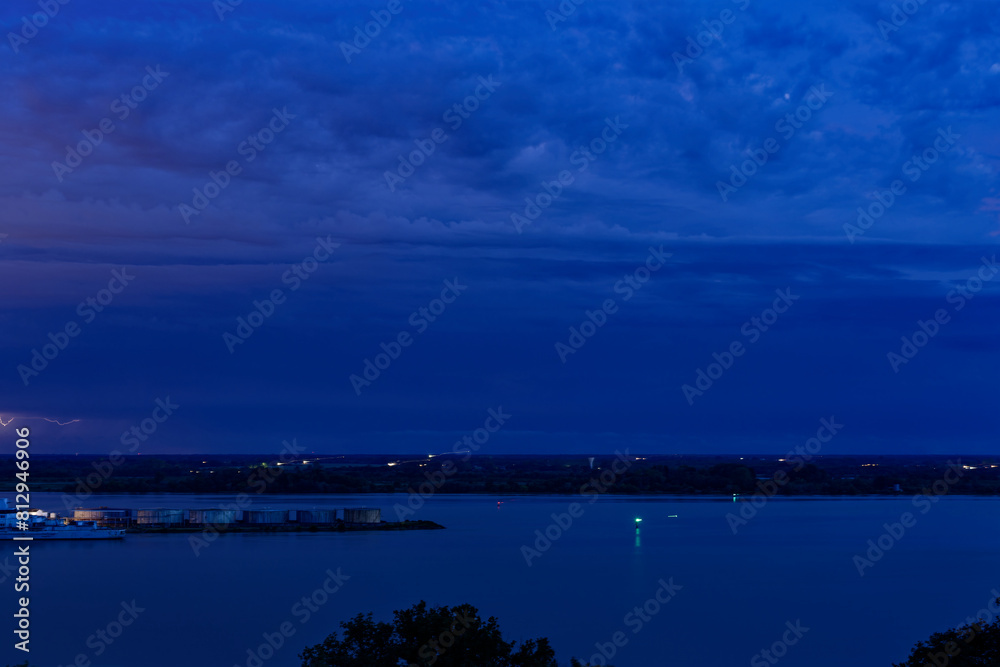 Ciel de nuit avec nuage d'orage et couleur rose