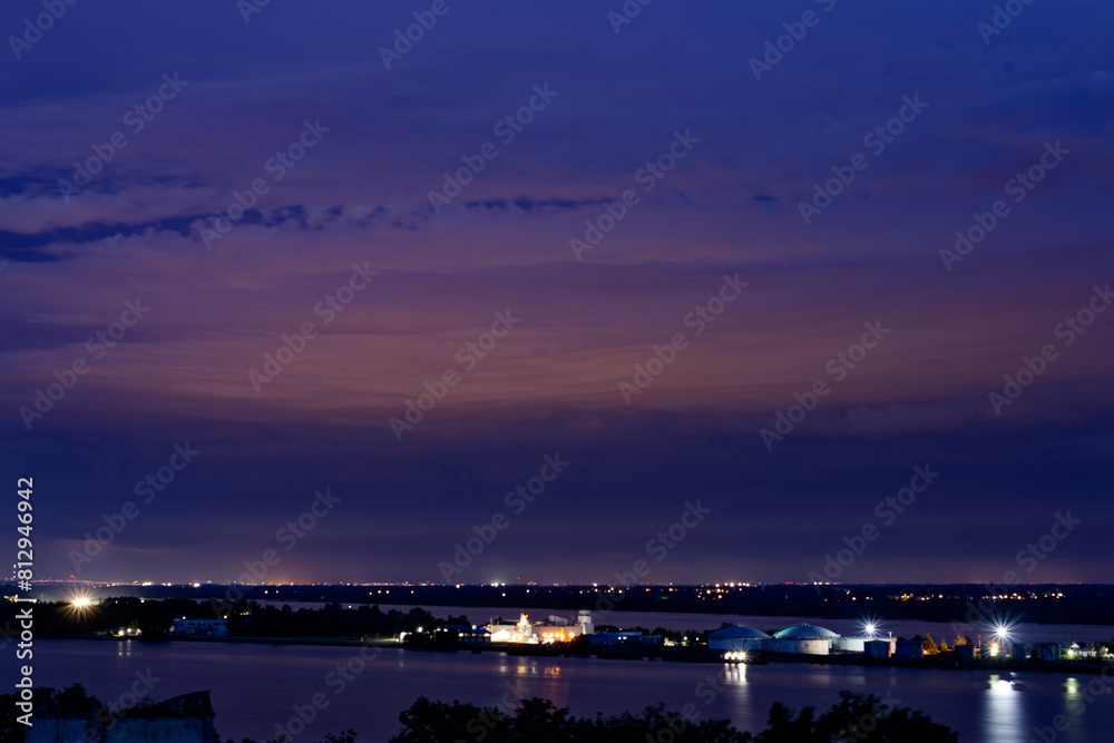 Ciel de nuit avec nuage d'orage et couleur rose Ciel de nuit avec nuage d'orage et couleur rose