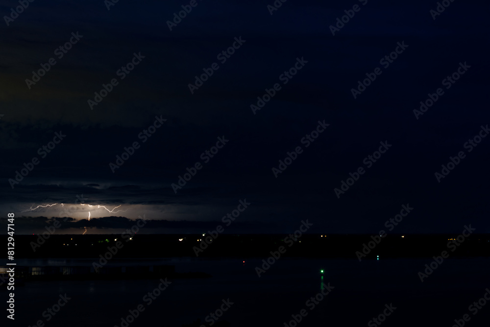 ciel d'orage aux crépuscule avec éclairs ciel d'orage aux crépuscule avec éclairs
