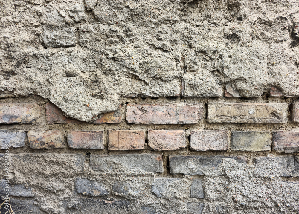 Obraz premium Ceglana , murowana ściana mało widoczna pod betonem, budynek loftowy, industrialna architektura