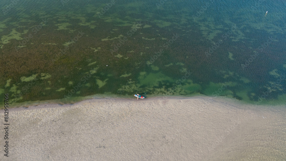 Obraz premium Drone photo of kayaks on the white sandbar on the waters of Tampa Bay, Florida