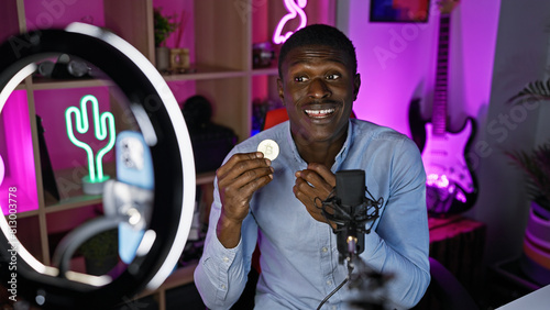 Cuadro en lienzo An african american man showcases a bitcoin in a modern, vibrant gaming room at night