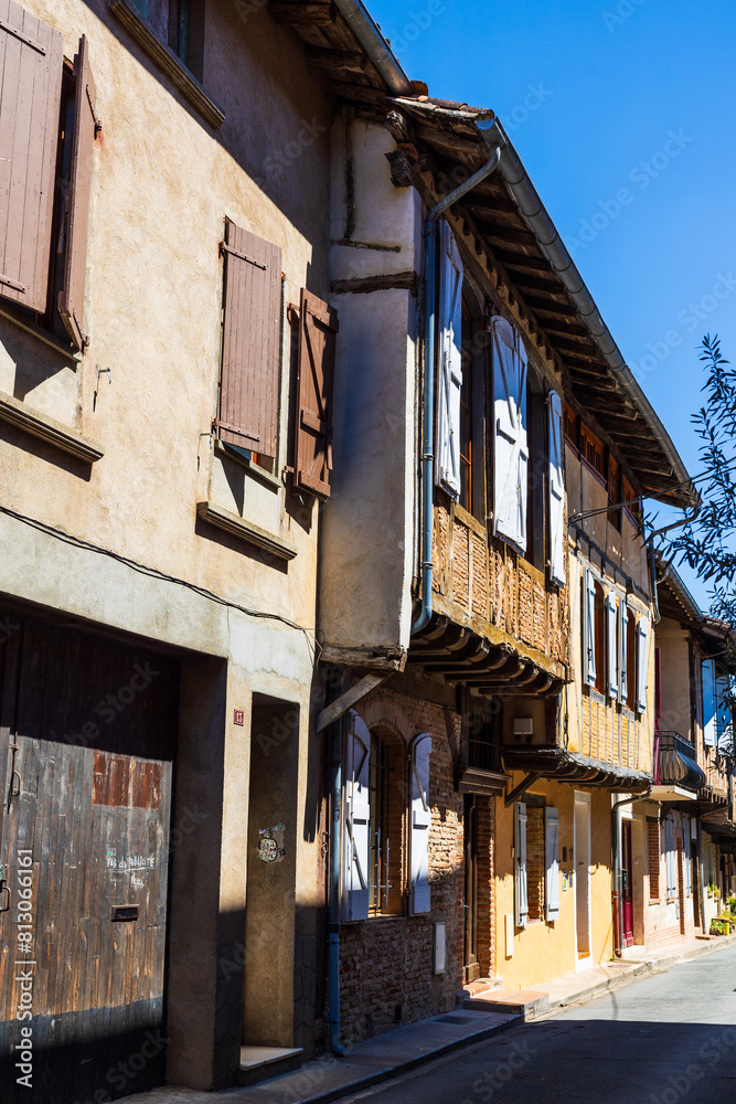 Façade d’un immeuble ancien de la bastide médiévale de Lisle-sur-Tarn Façade d’un immeuble ancien de la bastide médiévale de Lisle-sur-Tarn