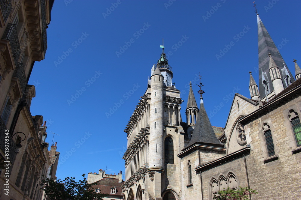 Fototapeta premium Dijon : ciel bleu au-dessus de la place Notre Dame