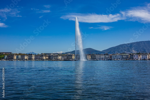 Obraz na płótnie Beautiful view of the water Jet Fountain (Jet d'Eau fountain, 140 meters) in the lake of Geneva (Lac Leman). GENEVA, SWITZERLAND. w salonie