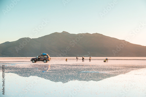Photos Reflections at Salar de Uyuni during sunset -April- - 4x4 Jeep and tourists behi
