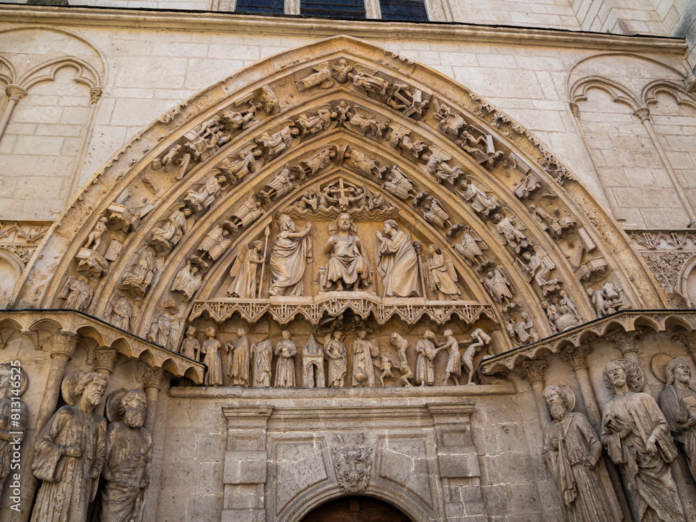 Vista de cerca de la Catedral de Burgos, estilo gótico, Patrimonio de la Humanidad, viajando por España en verano de 2021. Vista de cerca de la Catedral de Burgos, estilo gótico, Patrimonio de la Humanidad, viajando por España en verano de 2021.