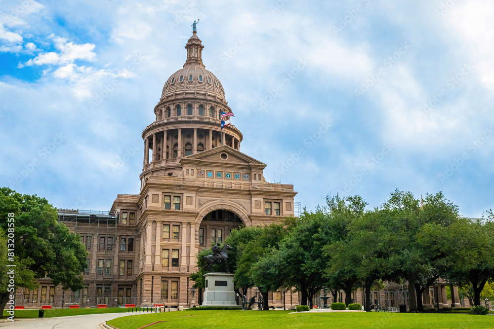 Fototapeta premium Scenic view of Texas State Capitol building in Austin