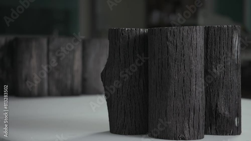 참숯 공장 탁자 위에 세워놓은 참숯 포커스 이동(목탄+나무+어두운+불+탄소) photo