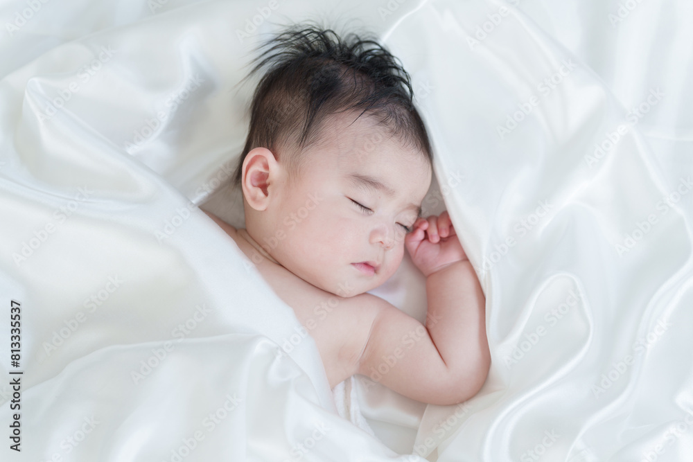 昼寝する裸の赤ちゃん