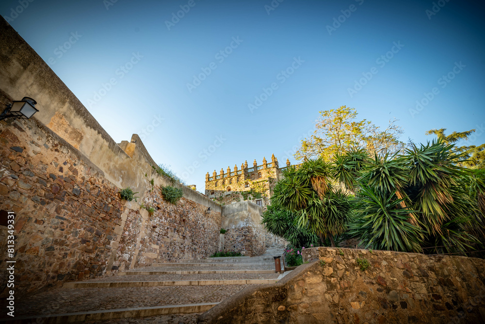 Obraz premium Vista panorámica del casco histórico de la ciudad española de Cáceres con vistas a los tejados de tejas marrones de edificios antiguos alrededor de la plaza principal en el soleado día de primavera