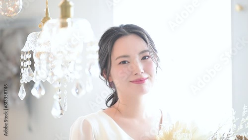 ウェディングドレスを着た若い日本人(アジア人）女性　前撮りやブライダルなど花嫁の結婚式のイメージ	カメラ目線で笑顔の動画