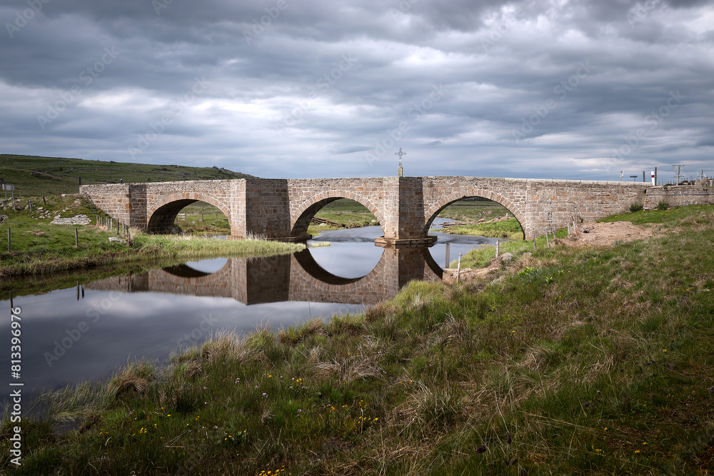 Fototapeta premium Aubrac, le pont de Marchastel