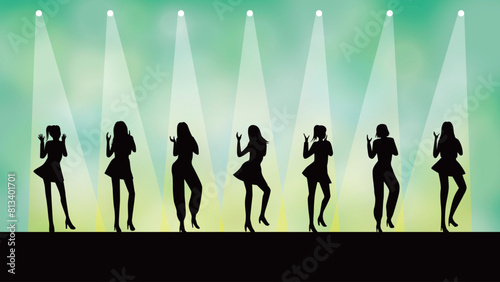 7人の女性が横に並んで踊るシルエット_スポットライト