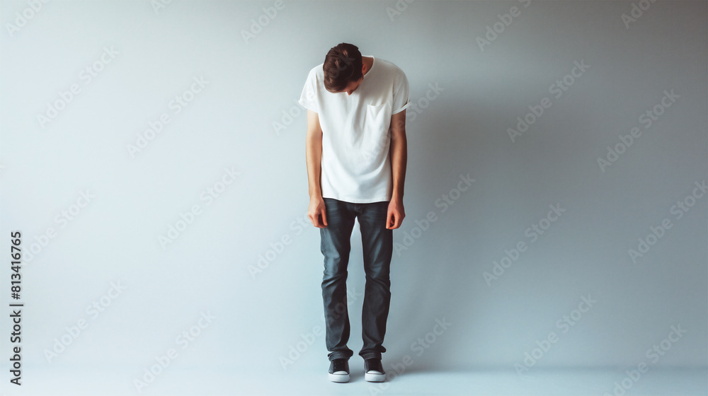 落ち込んでうなだれている男性 落ち込んでうなだれている男性