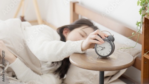 Photos 目覚まし時計を止める女性