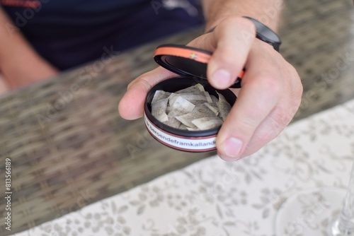Foto A man holds a box of snus