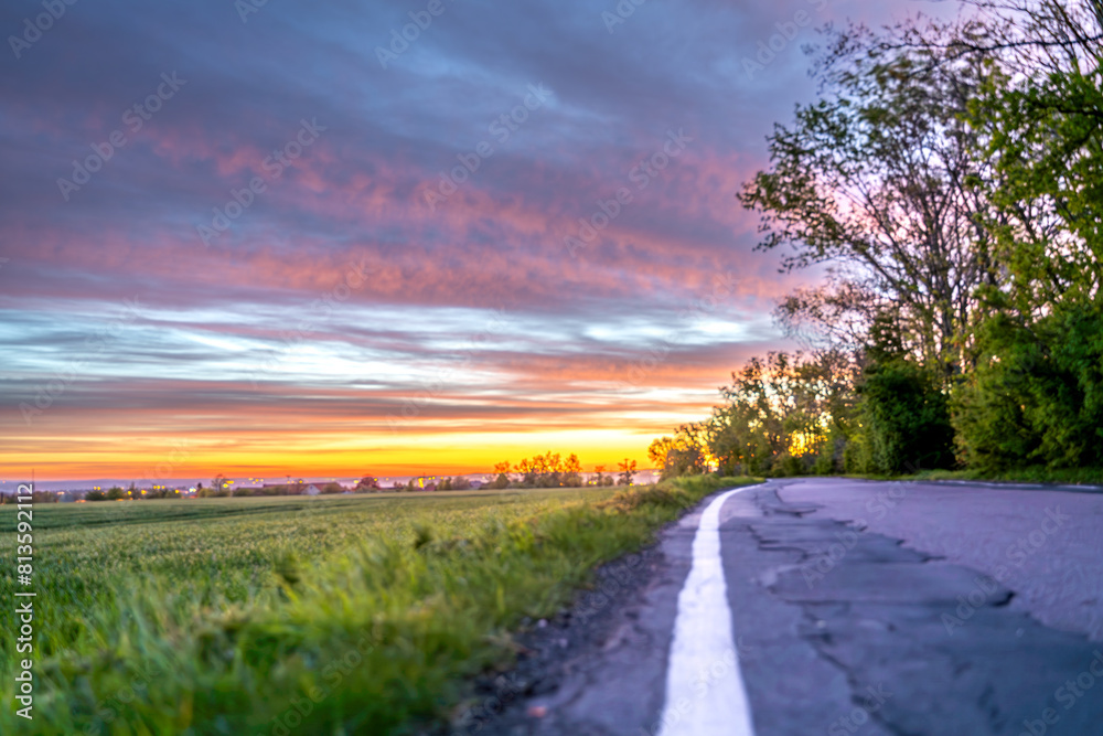 Fototapeta premium Zum Sonnenaufgang am Straßenrand