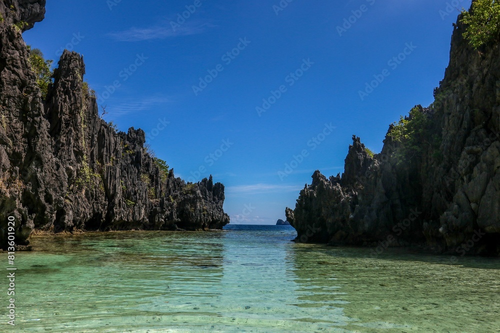 Obraz premium Hidden Beach with rocky cliffs in El Nido, Philippines