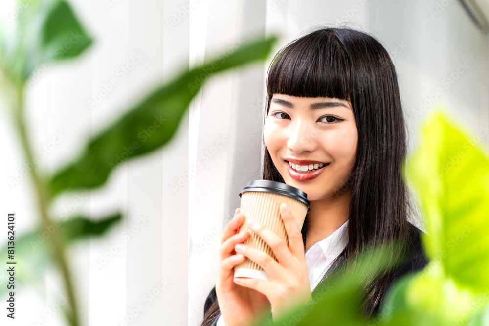 休憩する女性社員 休憩する女性社員