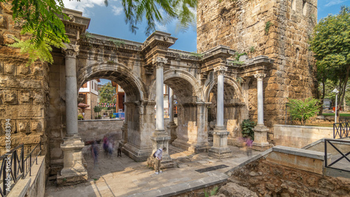 Foto View of Hadrian's Gate in old city of Antalya timelapse hyperlapse, Turkey