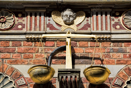 Obraz na płótnie bremen, deutschland - waage am handwerkerhaus in der altstadt w salonie