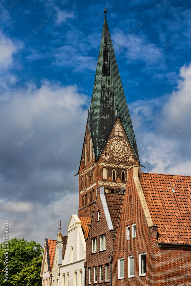 lüneburg, deutschland - giebel alter häuser mit turm der johanniskirche