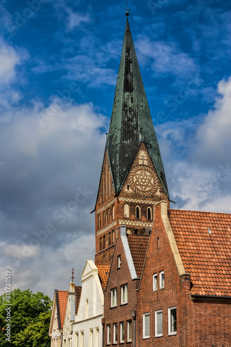 Obraz na płótnie lüneburg, deutschland - giebel alter häuser mit turm der johanniskirche w salonie