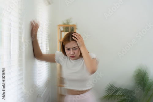 Fotografia Dizzy asian young woman, woman headache or migraine pain