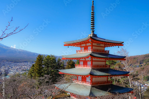 Fényképezés The iconic view of Mount Fuji with the red Chureito pagoda and Fujiyoshida city from Arakurayama sengen park in Yamanashi Prefecture, Japan