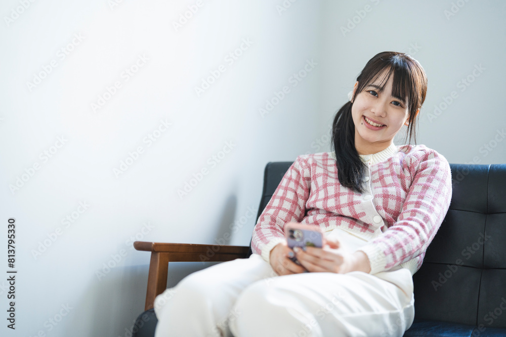 スマートフォンを使い若い女性 スマートフォンを使い若い女性