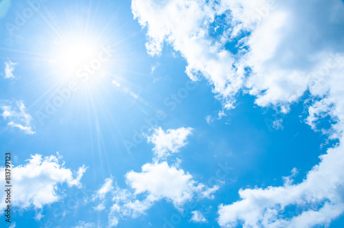 輝く太陽と白い雲と青空