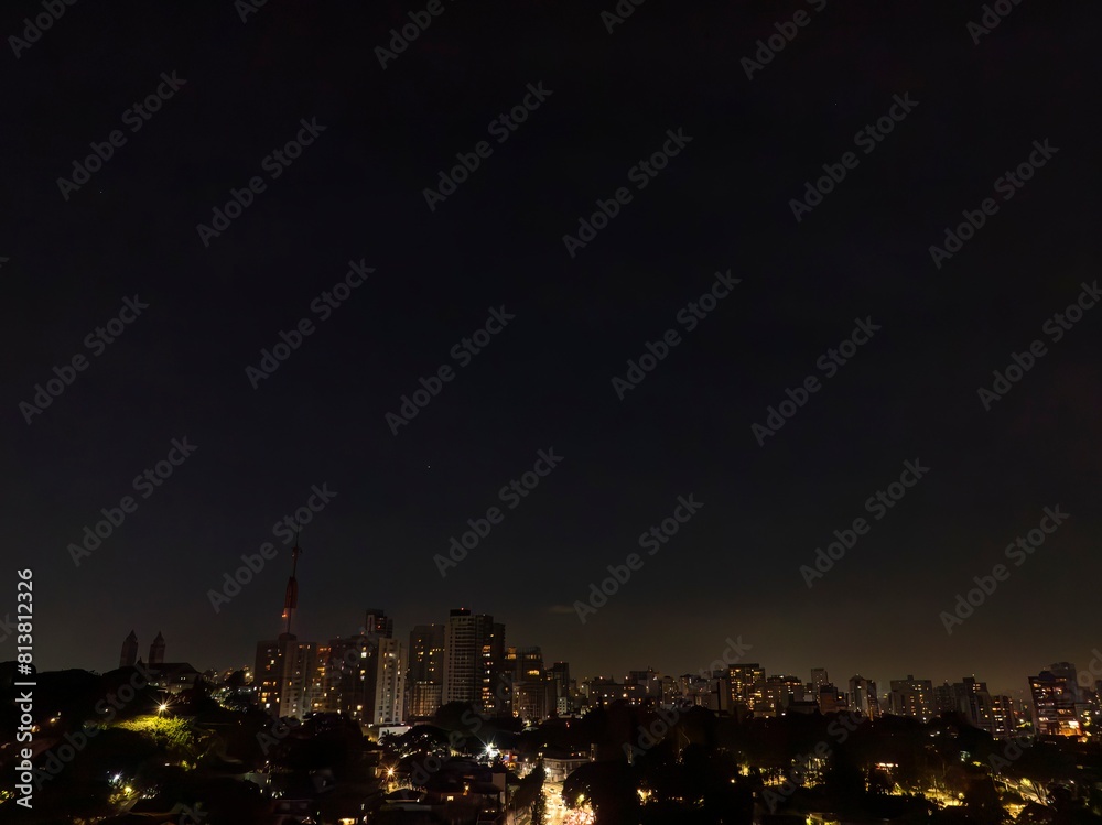 Fototapeta premium Fotos aéreas noturnas da cidade de São Paulo, com seu arranha-céus e transito intenso