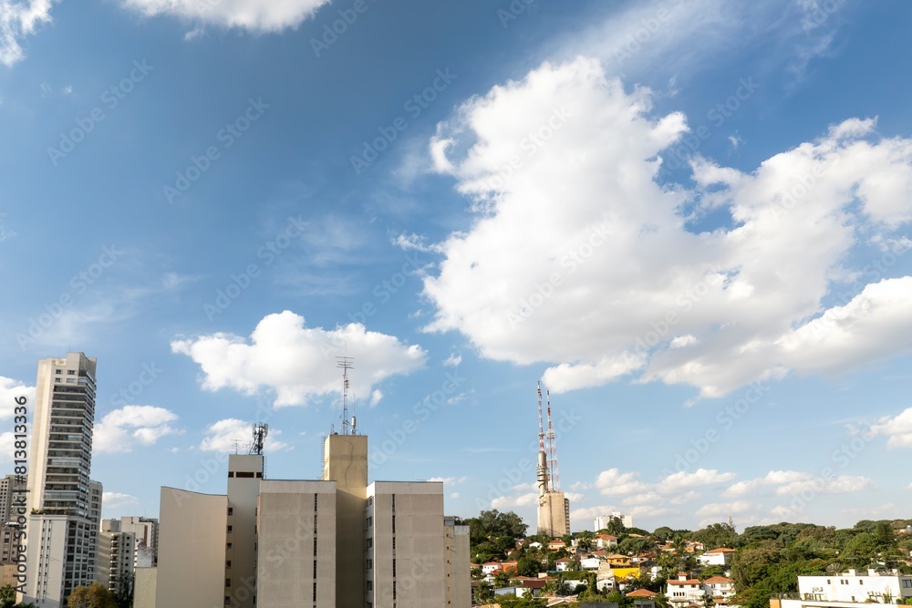 Fotos aéreas diurnas da cidade de São Paulo, com seu arranha-céus e transito intenso Fotos aéreas diurnas da cidade de São Paulo, com seu arranha-céus e transito intenso