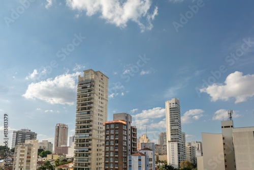 Fotos aéreas diurnas da cidade  de São Paulo, com seu arranha-céus e transito intenso