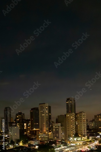 Fotos aéreas noturnas da cidade  de São Paulo, com seu arranha-céus e transito intenso