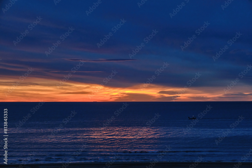 Obraz premium Sunset over the sea. The sea at night. Selective focus