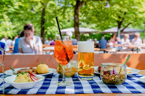 Sommerlicher Genuss im Biergarten – Aperol Spritz und kühles Bier bei Sonnenschein