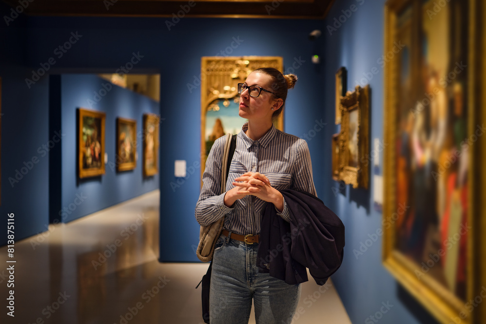 Naklejka premium women in the museum looks at art exhibitions gallery