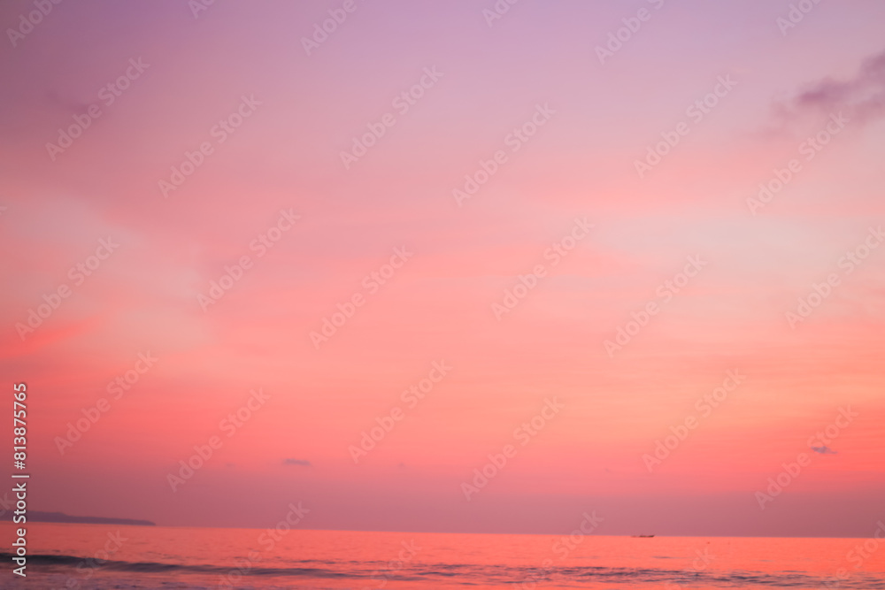 Naklejka premium Pink sky over the ocean. Beautiful sky at sunset