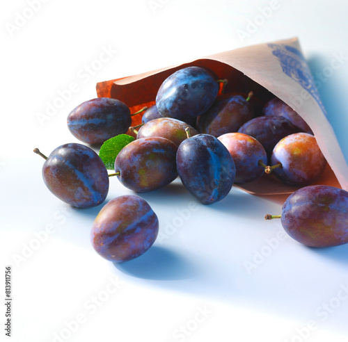 Zwetschgen, Obst, Pflaumen, Papiertüte, isoliert, © Kossmann / Plutat