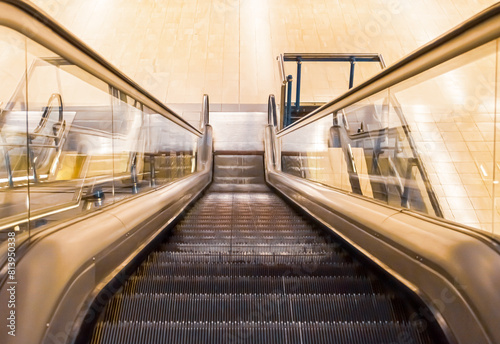 Escaleras mecánicas en la estación de metro de Chamartin en Madrid, España. Vista de la escaleras mecánica y sus escalones desde lo alto.