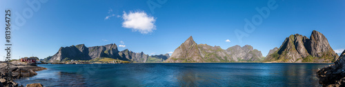 Fjordlandschaft bei Reine auf den Lofoten in Norwegen