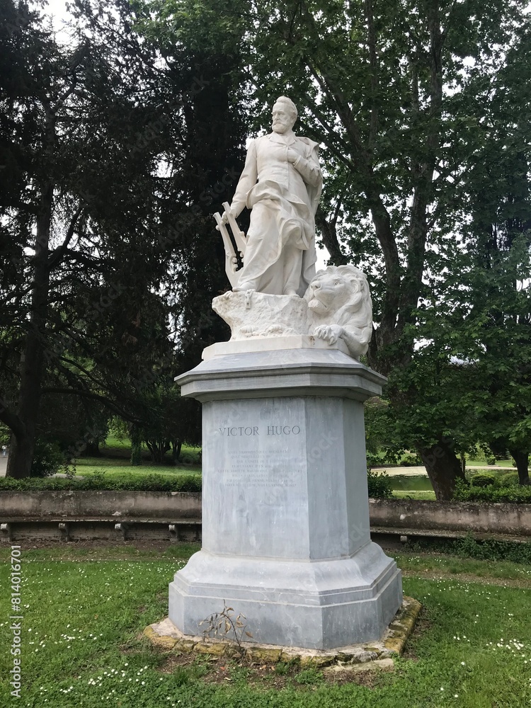 Fototapeta premium statue in the park