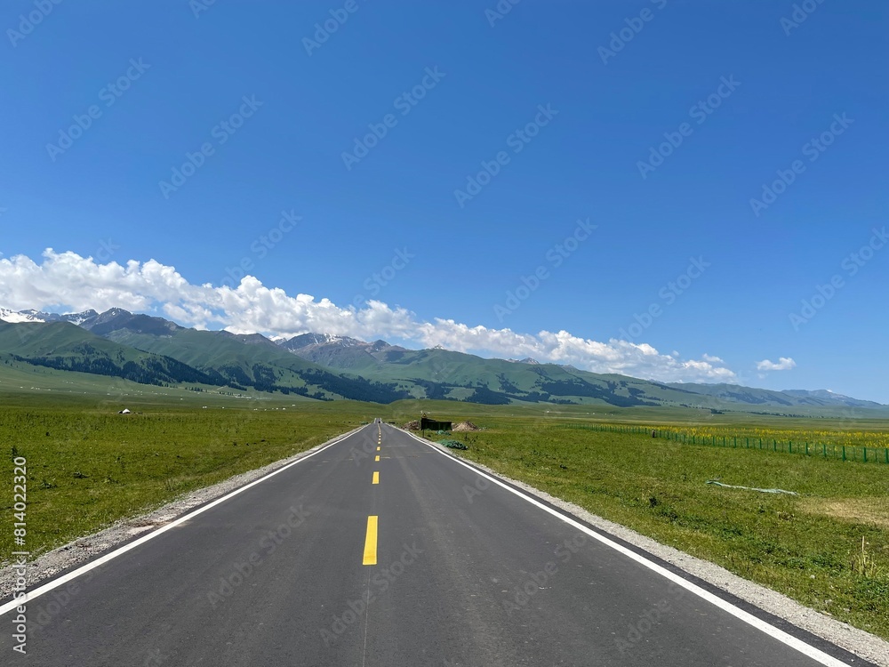 Naklejka premium road to the mountains