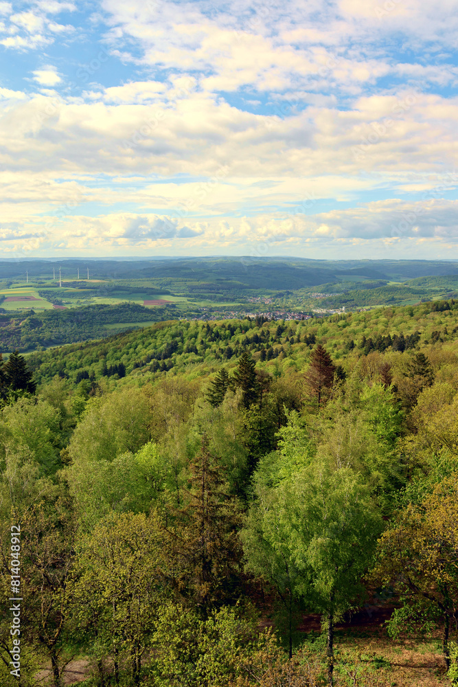 Obraz premium Aussicht ins Nordpfälzer Bergland vom Potzbergturm auf dem Potzberg in der Gemeinde Föckelberg im Landkreis Kusel im Bundesland Rheinland-Pfalz. 