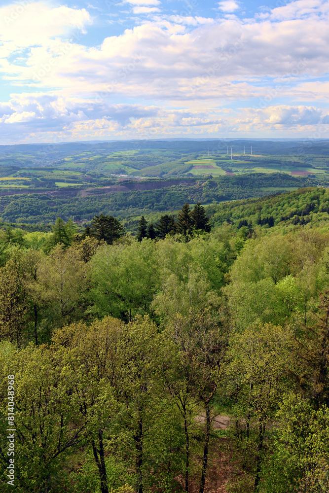 Obraz premium Aussicht ins Nordpfälzer Bergland vom Potzbergturm auf dem Potzberg in der Gemeinde Föckelberg im Landkreis Kusel im Bundesland Rheinland-Pfalz. 