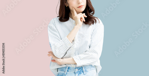 Fototapeta どちらにするか迷う女性